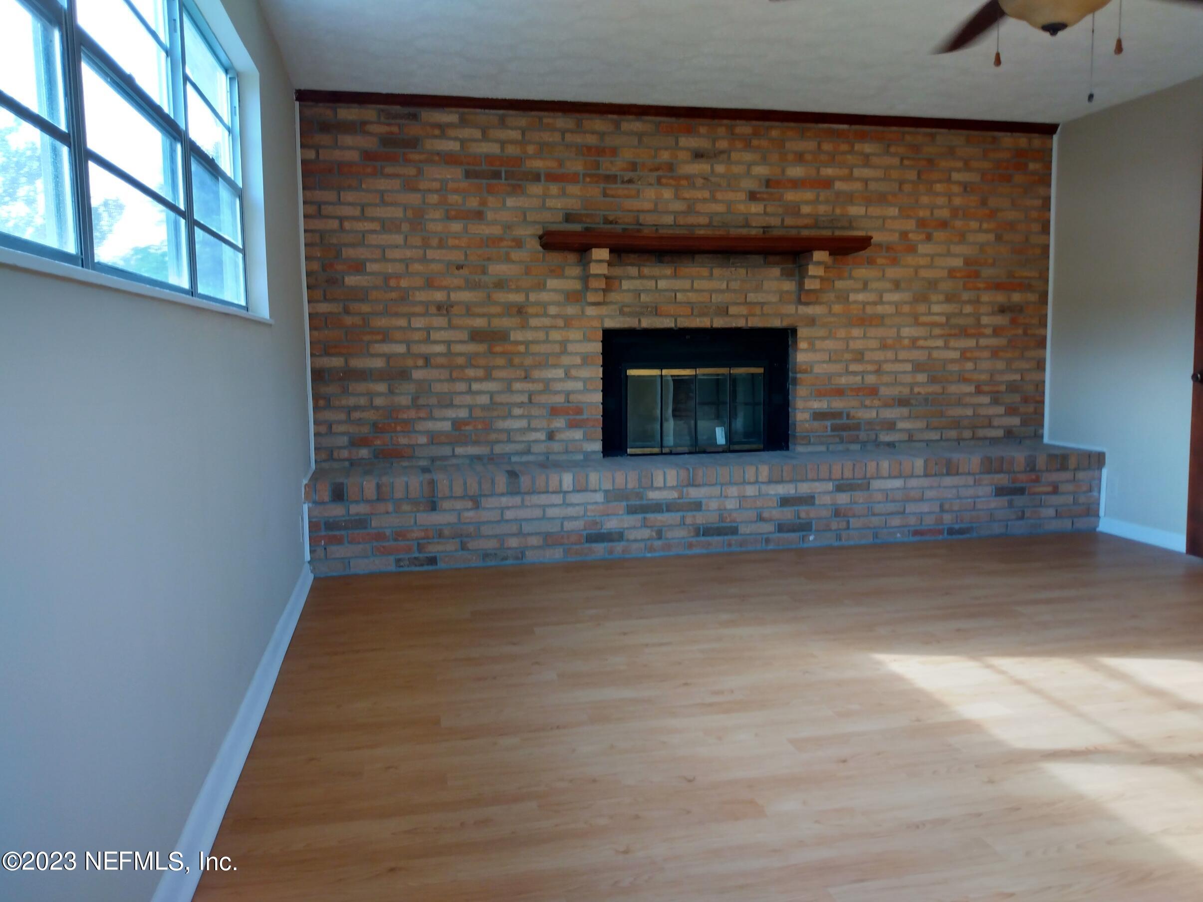 710 Redfin Drive Atlantic Beach, FL 32233 - Photo 6 of 38 a living room with a fireplace