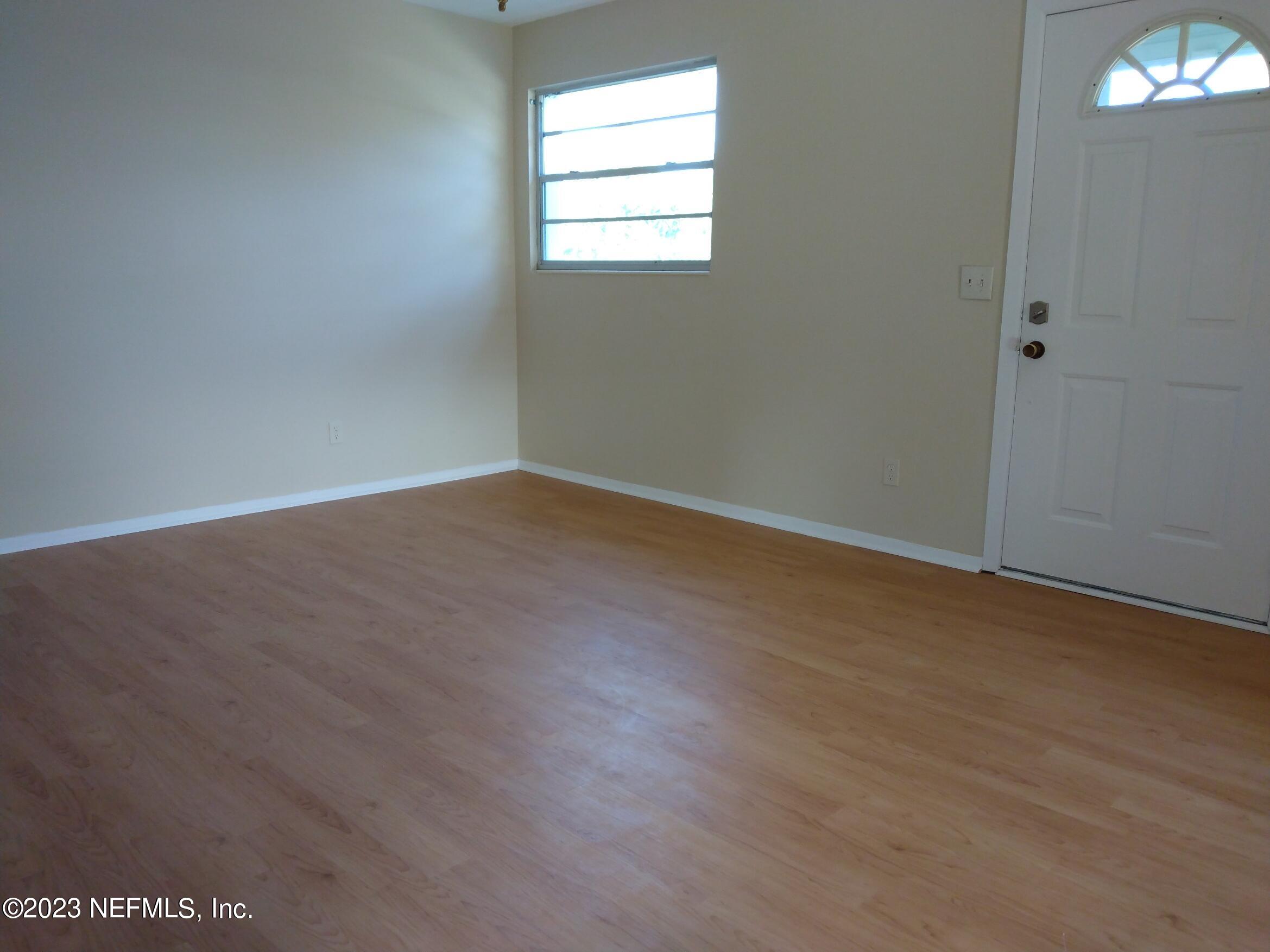 710 Redfin Drive Atlantic Beach, FL 32233 - Photo 8 of 38 an empty room that has a window