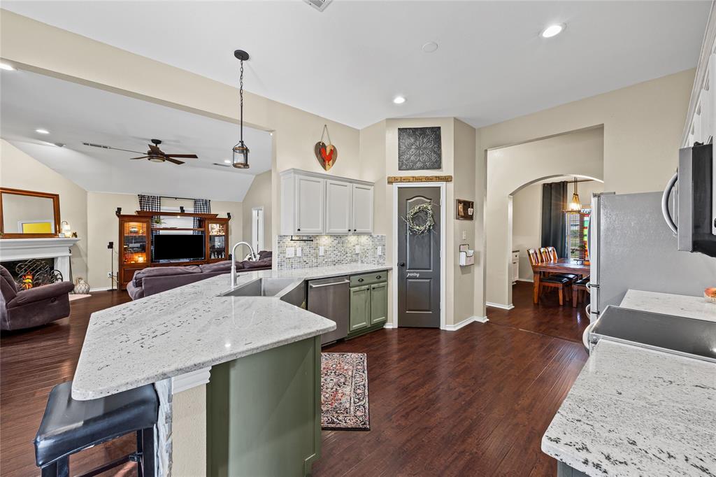 112 Springfield Lane Red Oak, TX 75165 - Photo 11 of 40