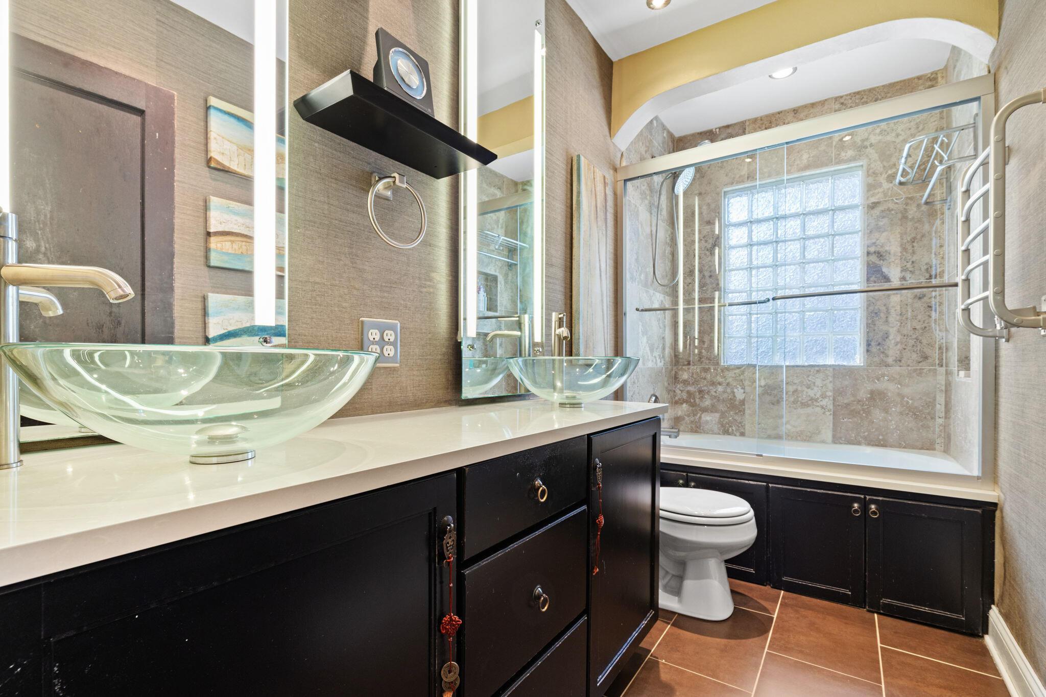 684 South Cassingham Road Columbus, OH 43209 - Photo 12 of 39 Full Bathroom