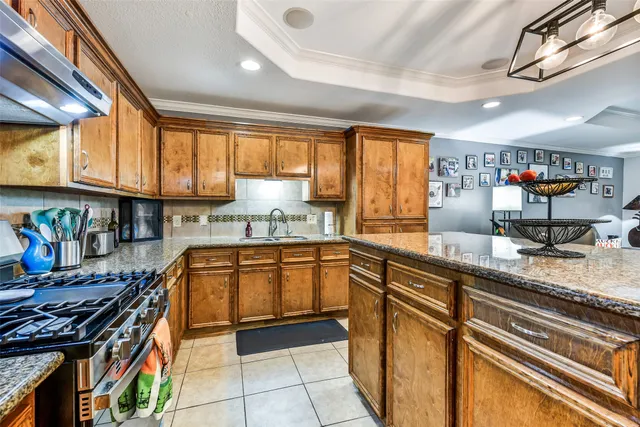 a kitchen with kitchen island granite countertop lots of counter top space