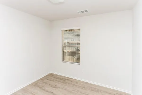 $1,915 | 1405 Mark Lane, Ennis, TX 75119