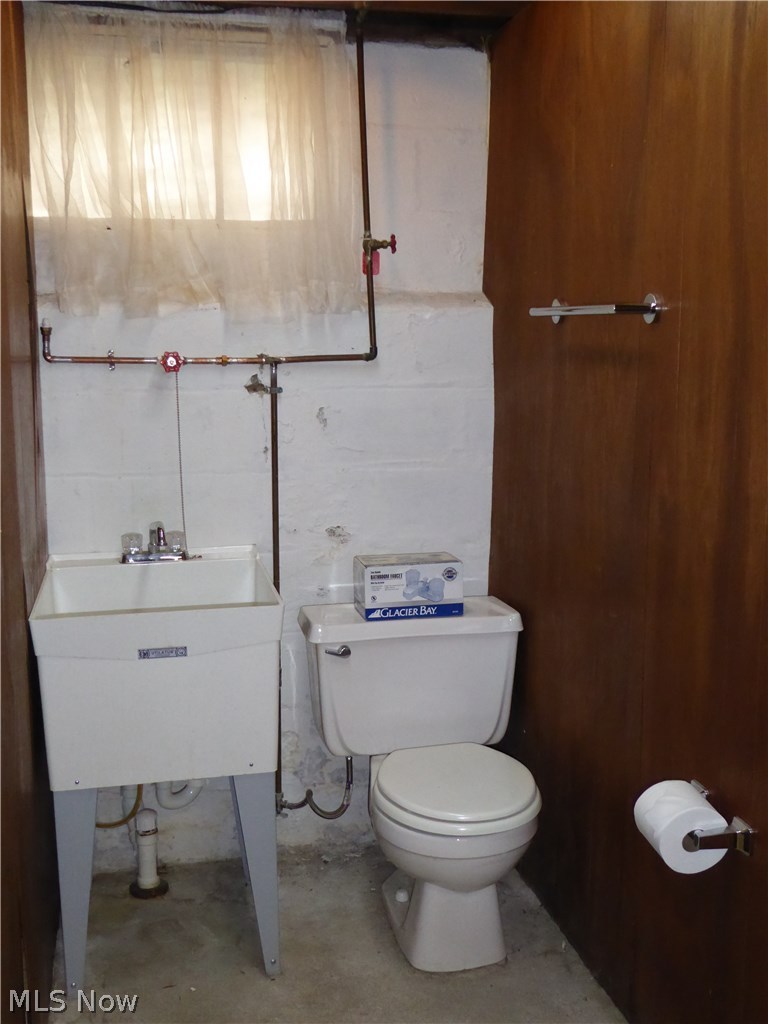 5292 Edenhurst Road Cleveland, OH 44124 - Photo 15 of 24 Lower Level Half Bathroom.