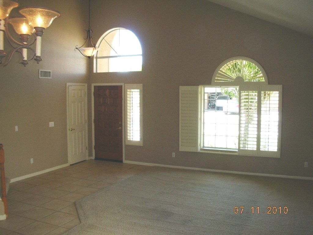 3513 East Clark Road Phoenix, AZ 85050 - Photo 16 of 27 living room