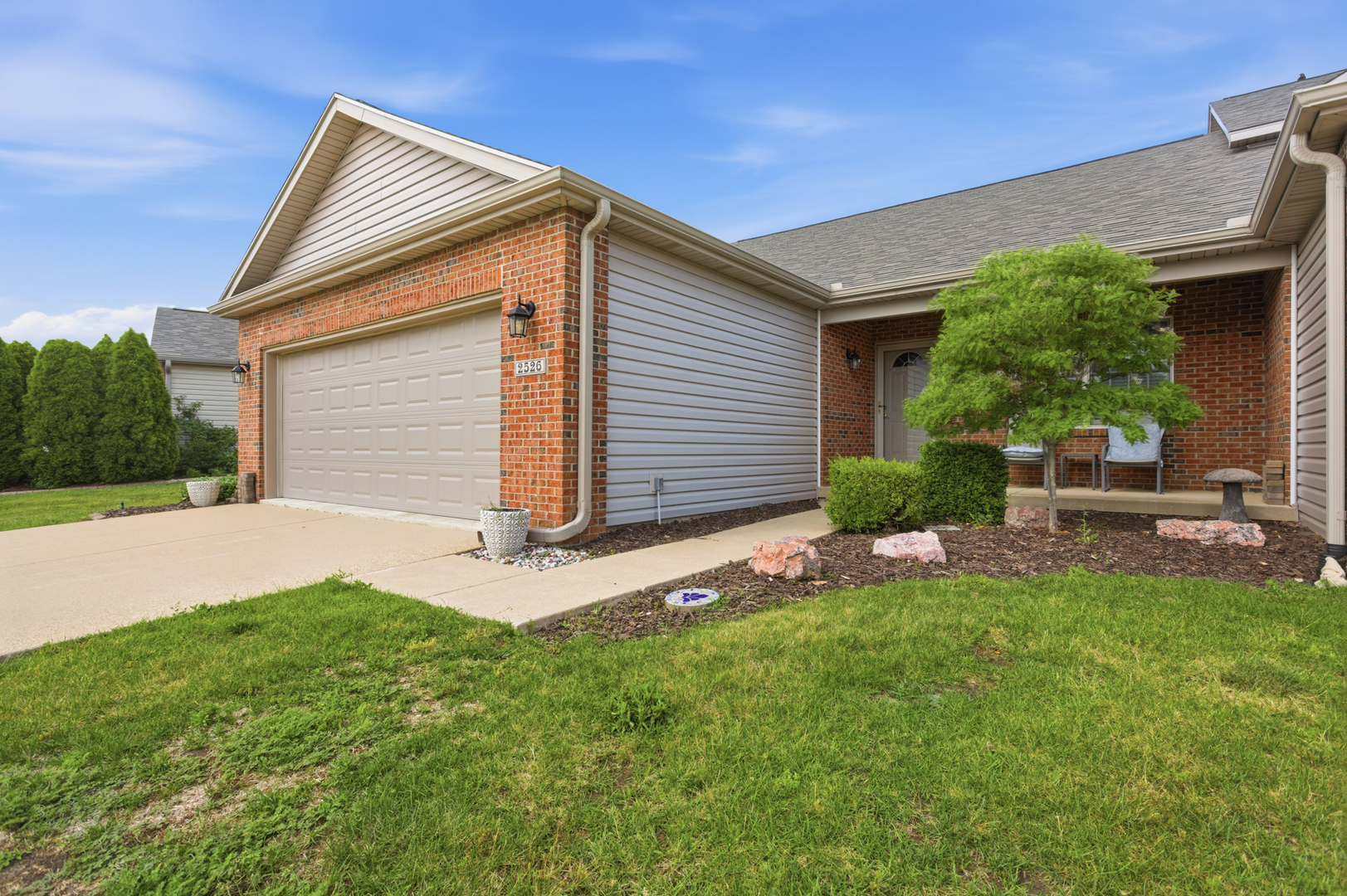2526 Windward Boulevard, Unit 2526 Champaign, IL 61821 - Photo 2 of 29