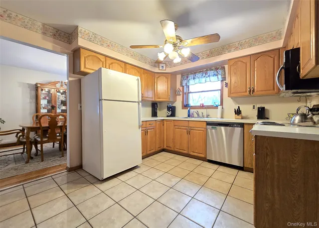 $685,000 | 14 Avenue C, Holbrook, NY 11741