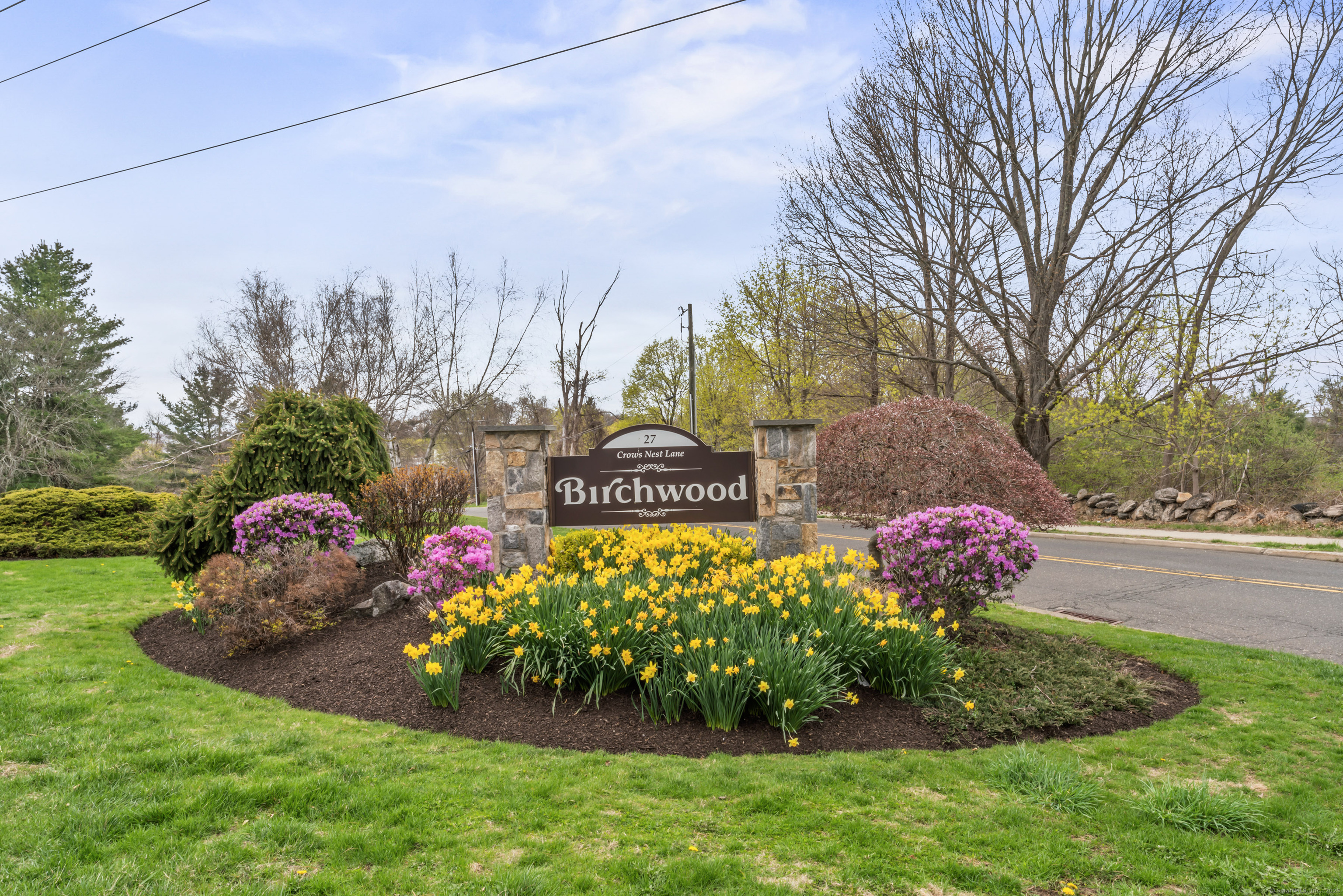 27 Crows Nest Lane, Unit 15E Danbury, CT 06810 - Photo 1 of 31 a front view of a house with a yard and fountain