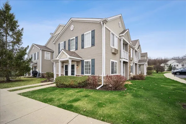$238,000 | 101 Silverstone Drive, Unit 101, Carpentersville, IL 60110
