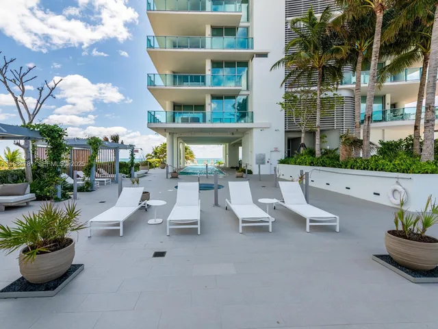 $4,650,000 | 6901 Collins Avenue, Unit 701, Miami Beach, FL 33141