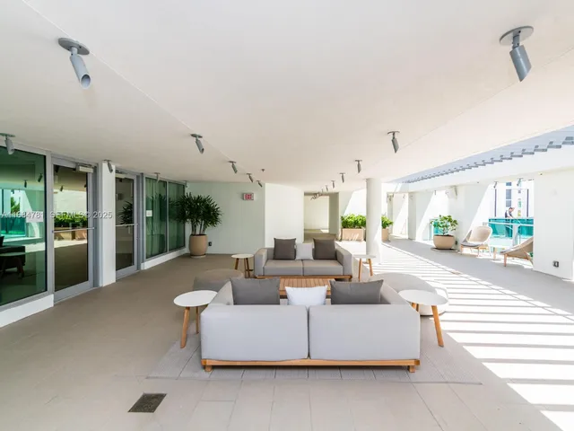 $4,650,000 | 6901 Collins Avenue, Unit 701, Miami Beach, FL 33141