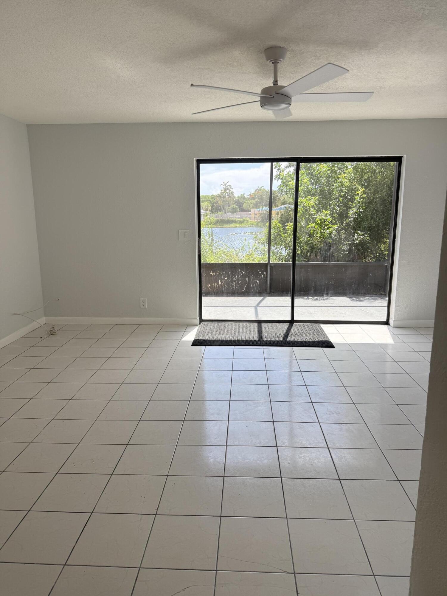 3830 Davis Road Palm Springs, FL 33461 - Photo 4 of 19 Living