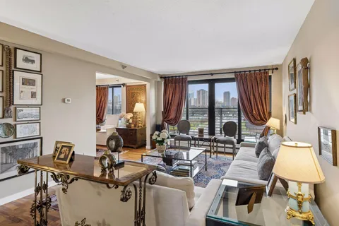 $395,000 | 48 Groveland Terrace, Unit 313, Minneapolis, MN 55403