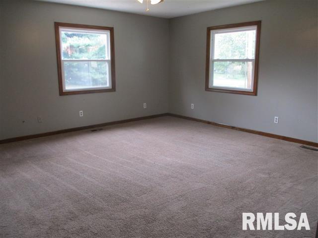 817 Spates Street Jacksonville, IL 62650 - Photo 2 of 9