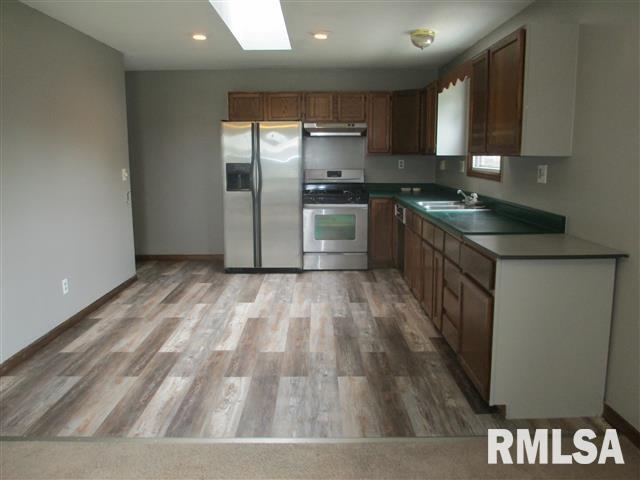 817 Spates Street Jacksonville, IL 62650 - Photo 3 of 9