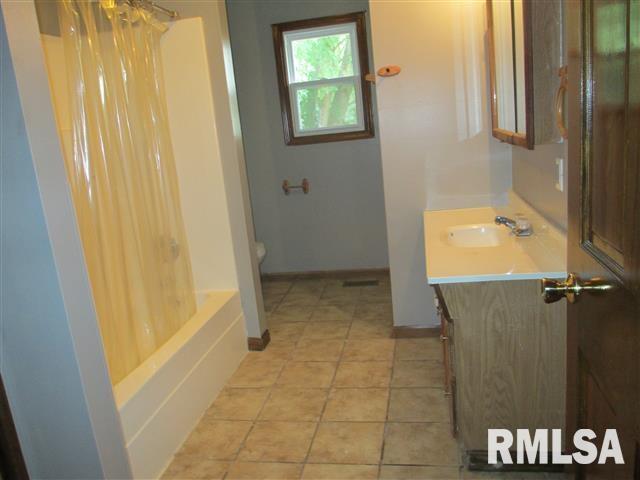 817 Spates Street Jacksonville, IL 62650 - Photo 5 of 9