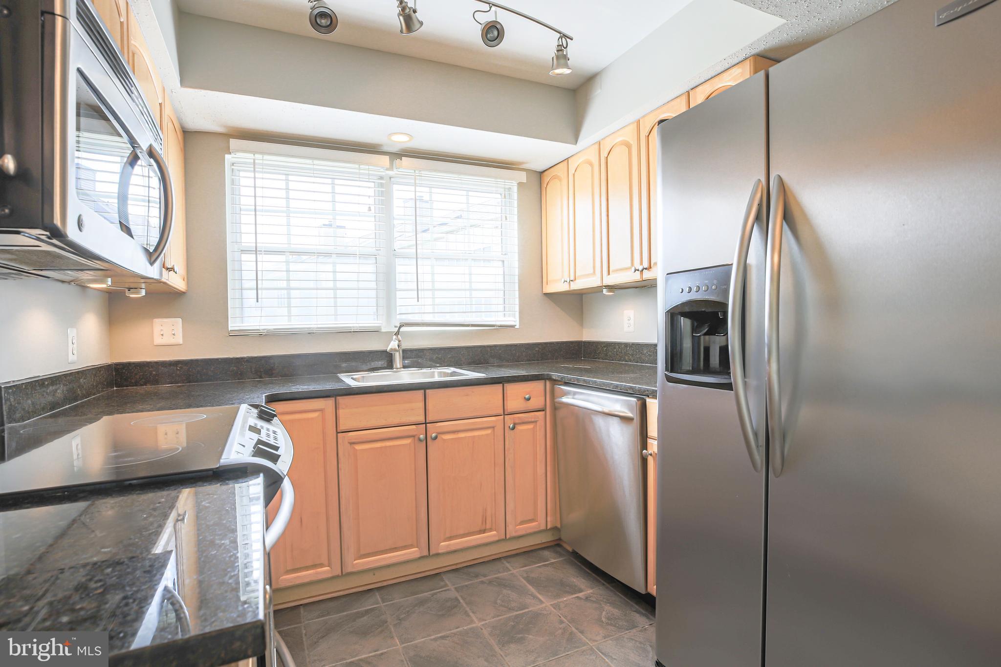 129 Fort Evans Road Southeast, Unit B Leesburg, VA 20175 - Photo 9 of 20 Stainless steel appliances