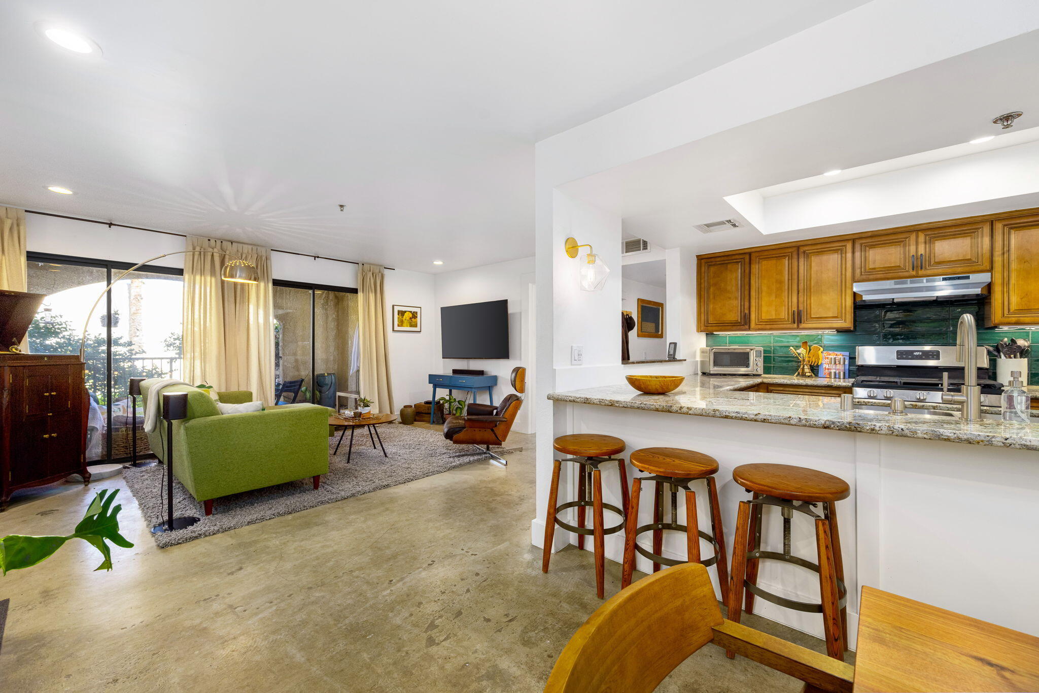 200 East Racquet Club Road, Unit 71 Palm Springs, CA 92262 - Photo 2 of 31 24-web-or-mls-TRP_Racquet_OPMG_1024_024