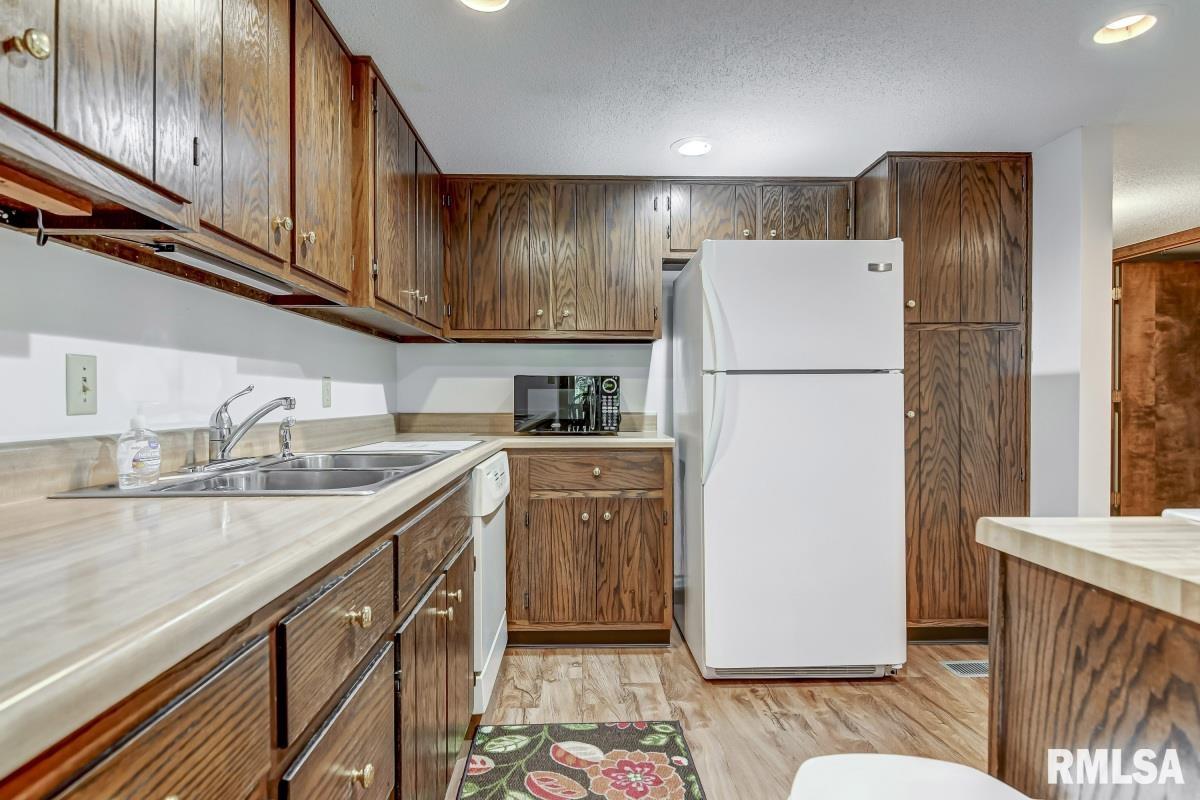 2008 Jeanette Lane Springfield, IL 62702 - Photo 8 of 24