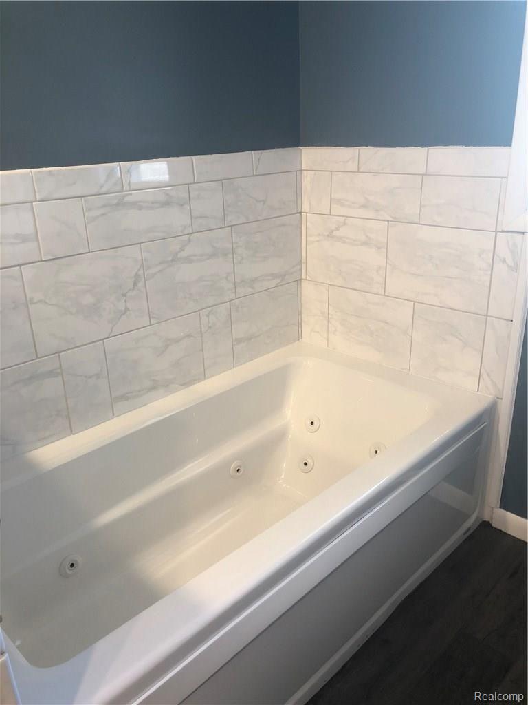 29135 King Road Romulus, MI 48174 - Photo 30 of 42 REMODELED FULL BATH