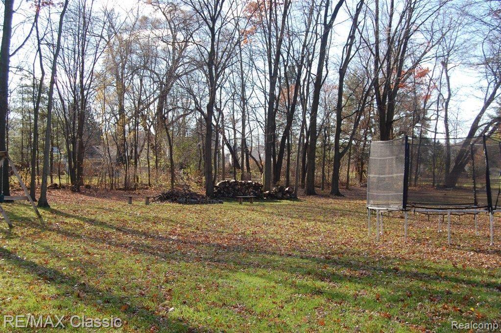 3565 Bendelow Road Rochester, MI 48307 - Photo 3 of 16 Back Yard