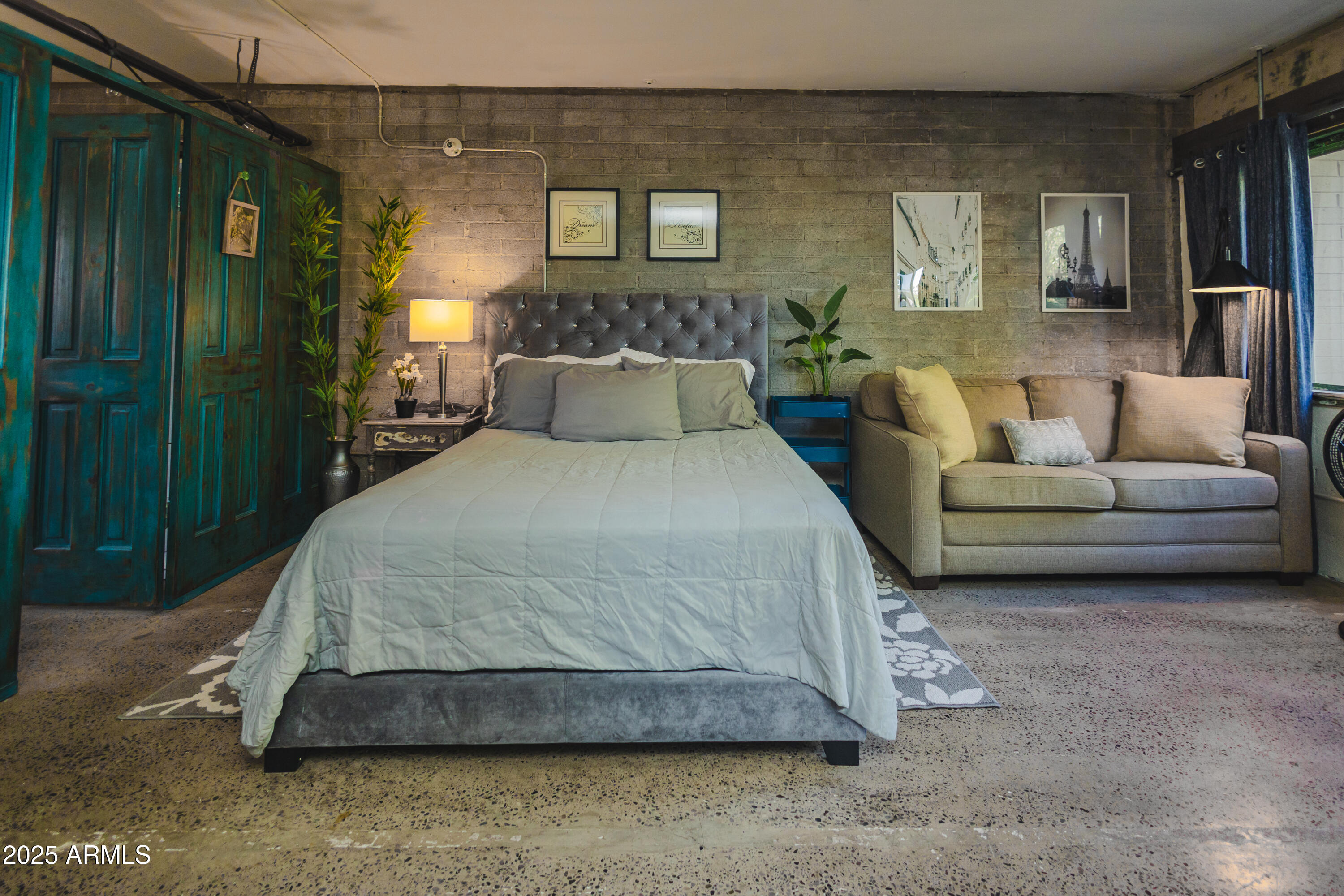 353 East Thomas Road, Unit C307 Phoenix, AZ 85004 - Photo 15 of 51 a living room with a bed and a night stand