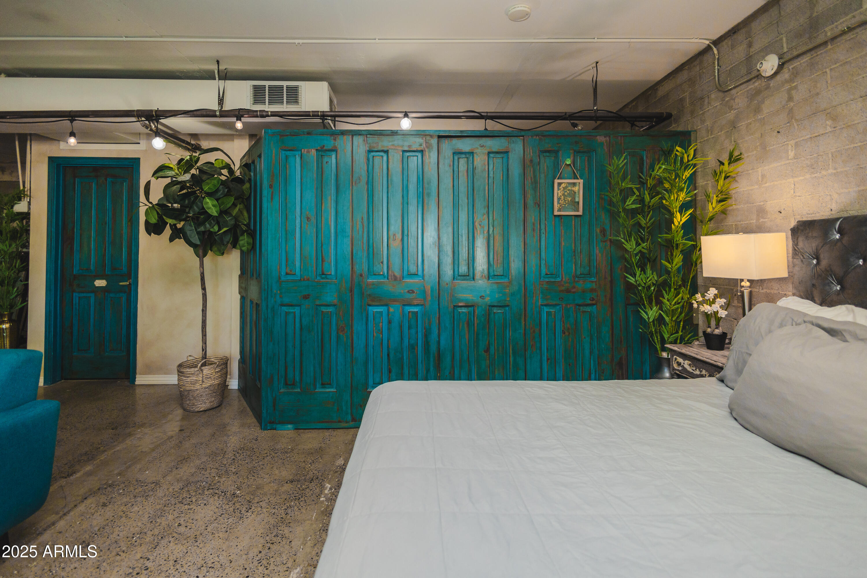 353 East Thomas Road, Unit C307 Phoenix, AZ 85004 - Photo 20 of 51 a bedroom with a bed and a plant