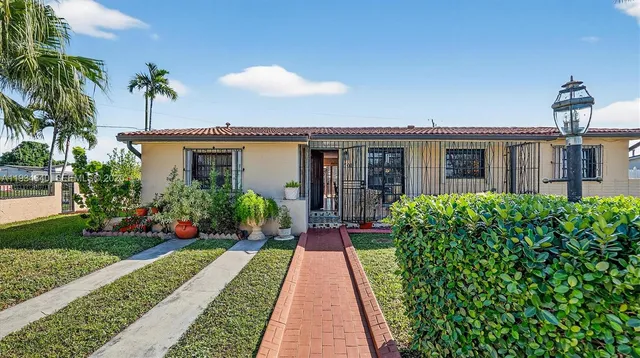 a view of a house with a yard