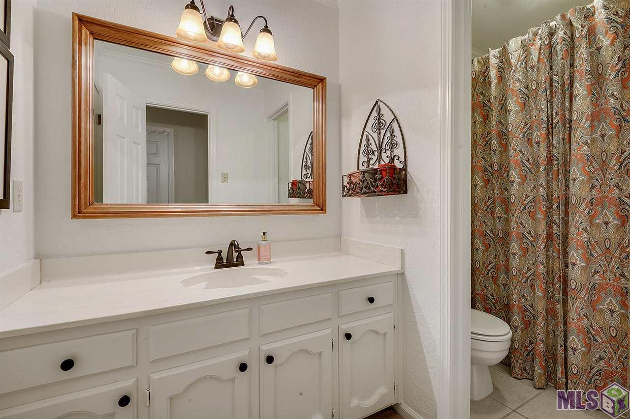 3914 Country View Drive Baton Rouge, LA 70817 - Photo 11 of 22 Hall Bath