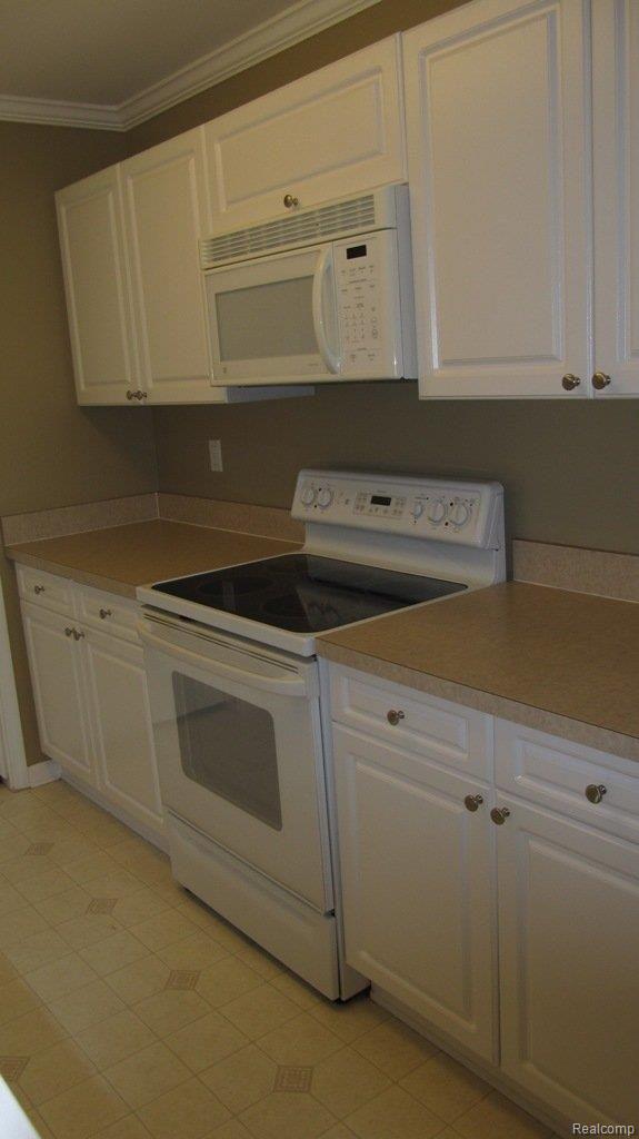 3693 Oakmonte Boulevard Rochester, MI 48306 - Photo 11 of 16 Kitchen 2