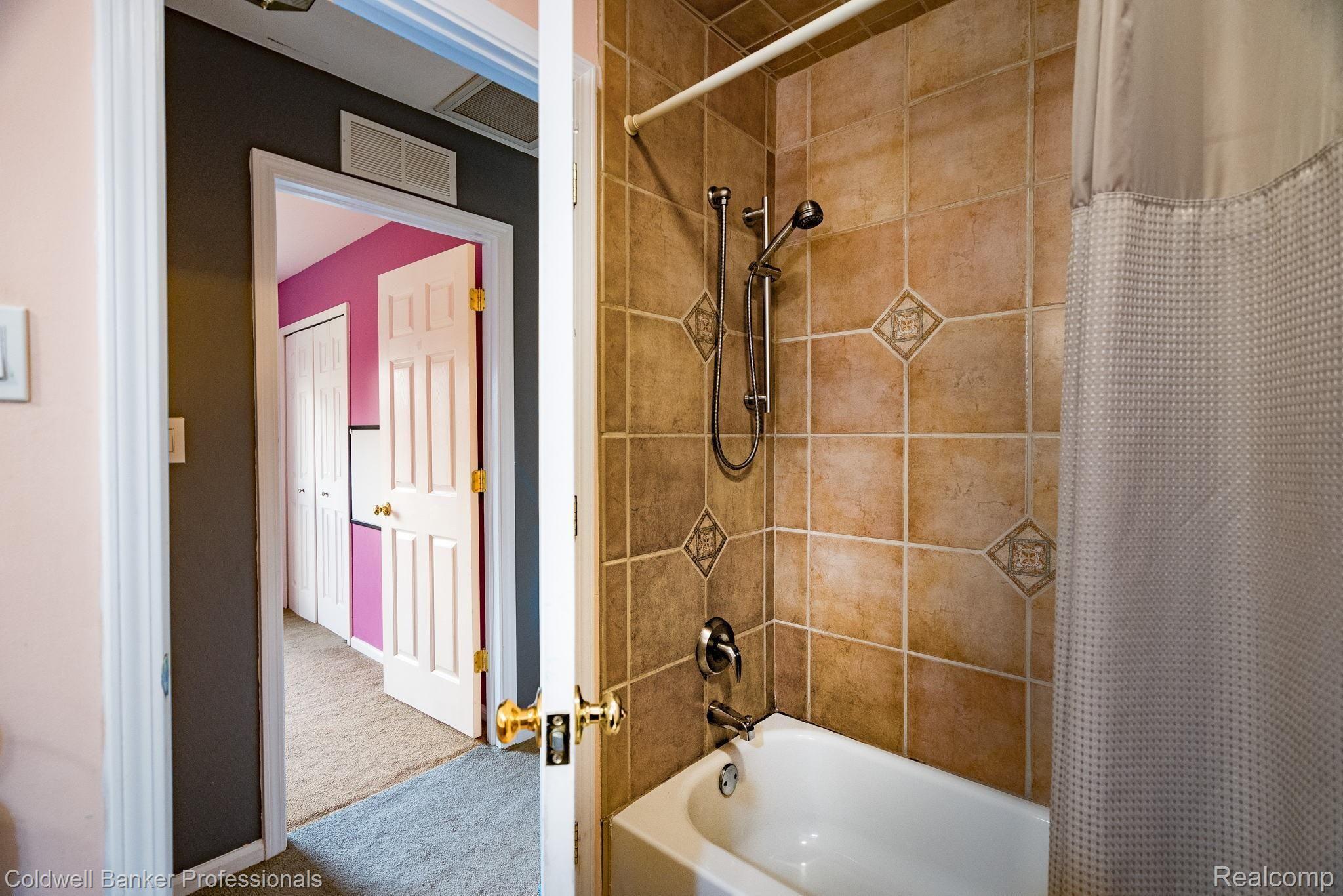 715 Castlebar Drive Rochester, MI 48309 - Photo 25 of 35 Main hall shower/tub