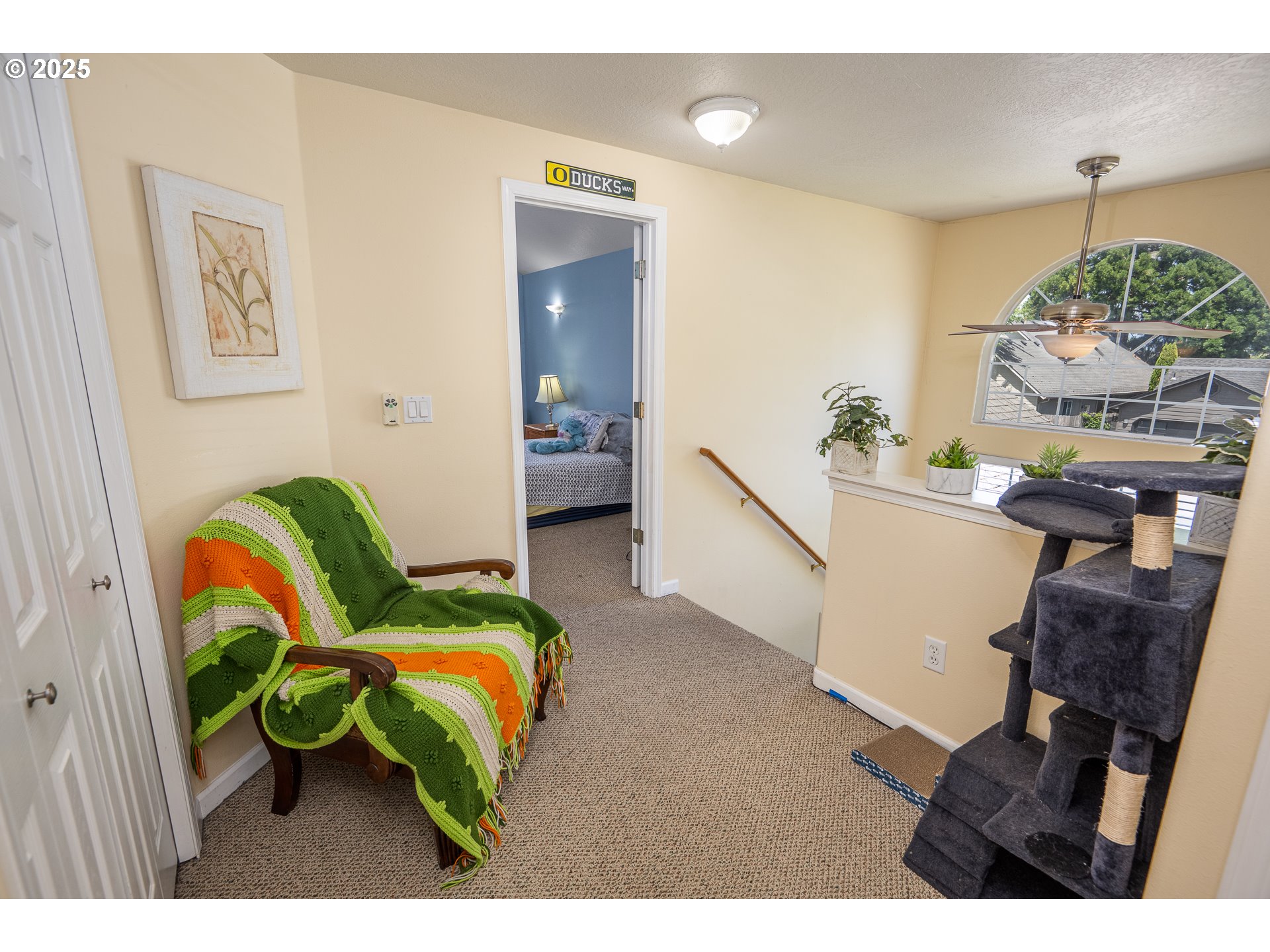 4217 Cole Way Springfield, OR 97478 - Photo 20 of 43 a living room with furniture
