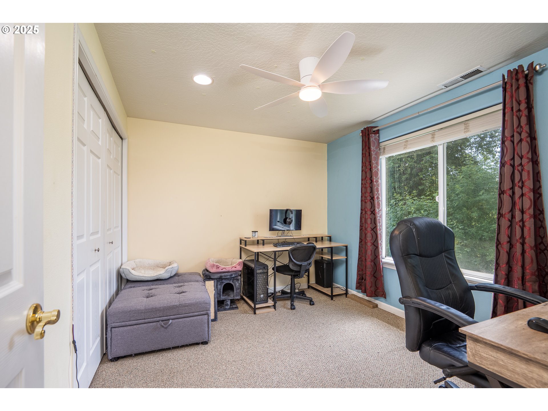 4217 Cole Way Springfield, OR 97478 - Photo 27 of 43 a living room with furniture and a large window