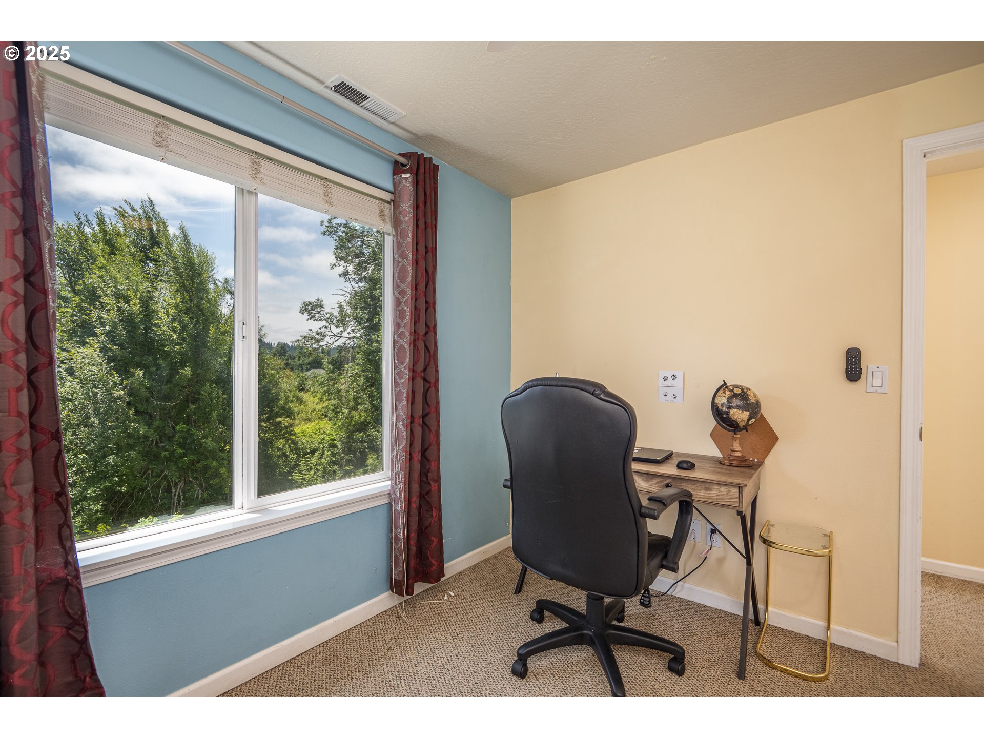 4217 Cole Way Springfield, OR 97478 - Photo 28 of 43 a workspace with furniture and a window