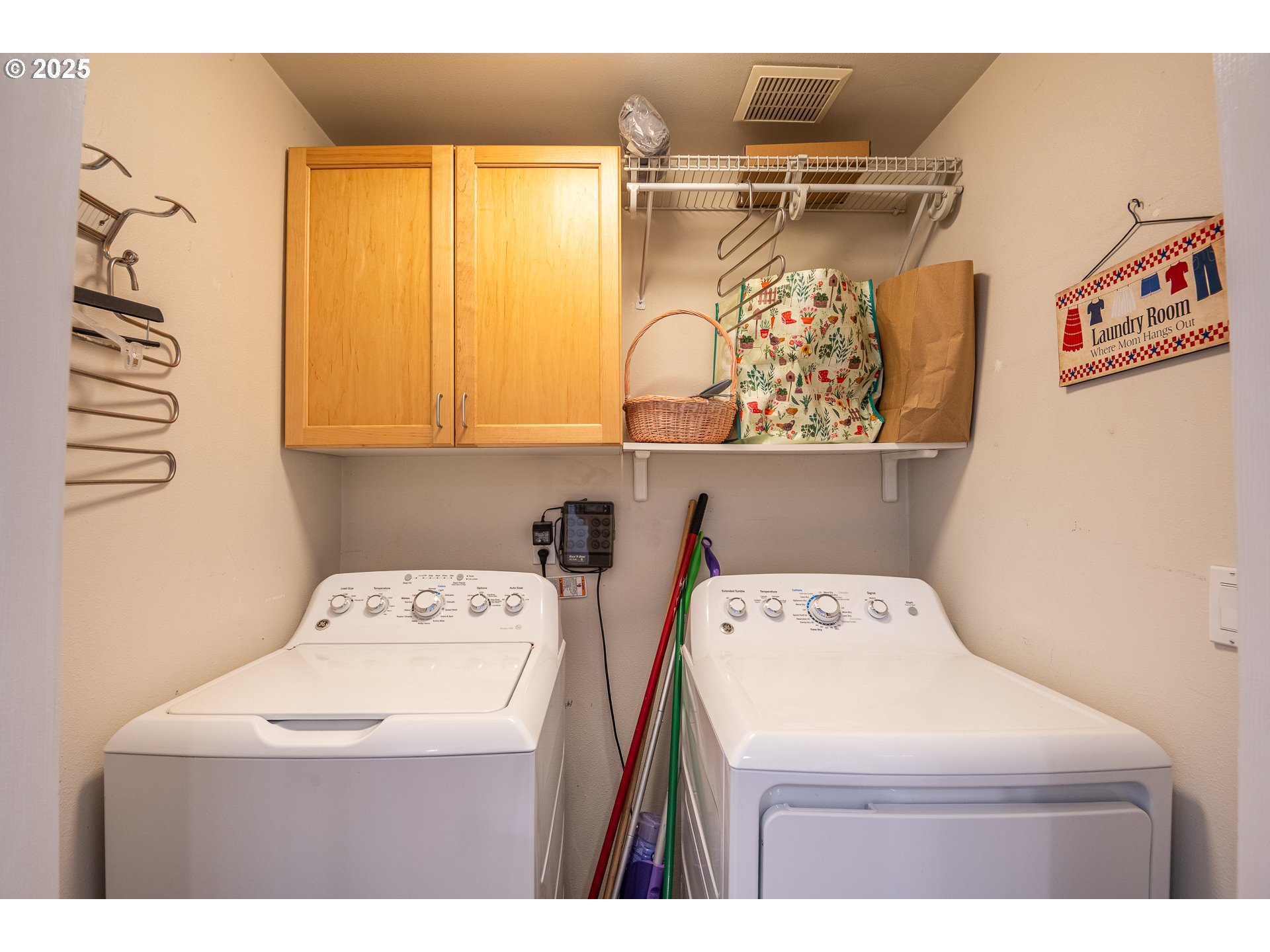 4217 Cole Way Springfield, OR 97478 - Photo 31 of 43 a utility room with dryer and washer