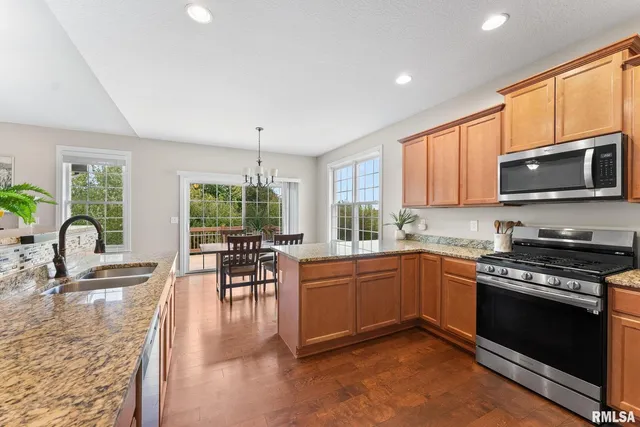 $529,900 | 17 Greystone Court, Le Claire, IA 52753