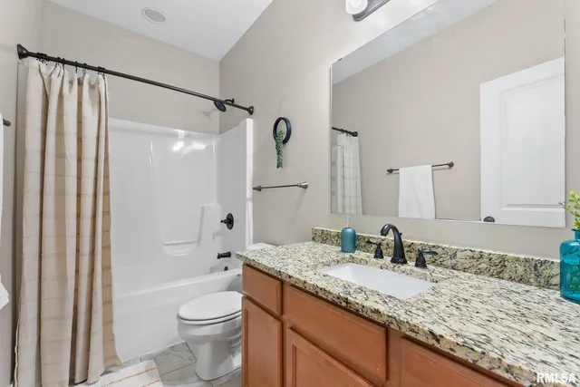 $529,900 | 17 Greystone Court, Le Claire, IA 52753