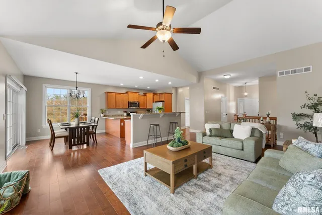 $529,900 | 17 Greystone Court, Le Claire, IA 52753