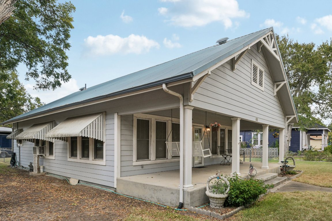 611 North Main Street Elgin, TX 78621 - Photo 8 of 34