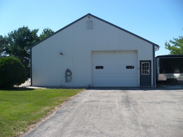 18430 East Twombly Road Rochelle, IL 61068 - Photo 21 of 25 a backyard of a house