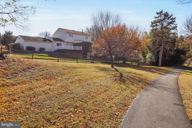 a view of yard with green space