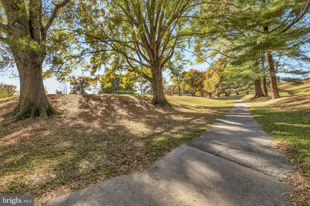 a sign that is sitting on a brick wall