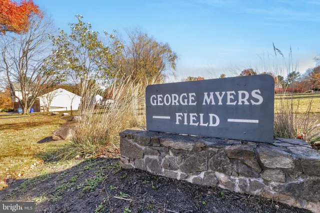 a picture of a wall with a white wall and a white wall