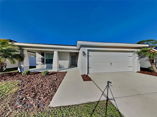 a view of a house with backyard