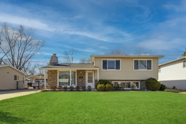 $425,000 | 434 South Yale Avenue, Addison, IL 60101