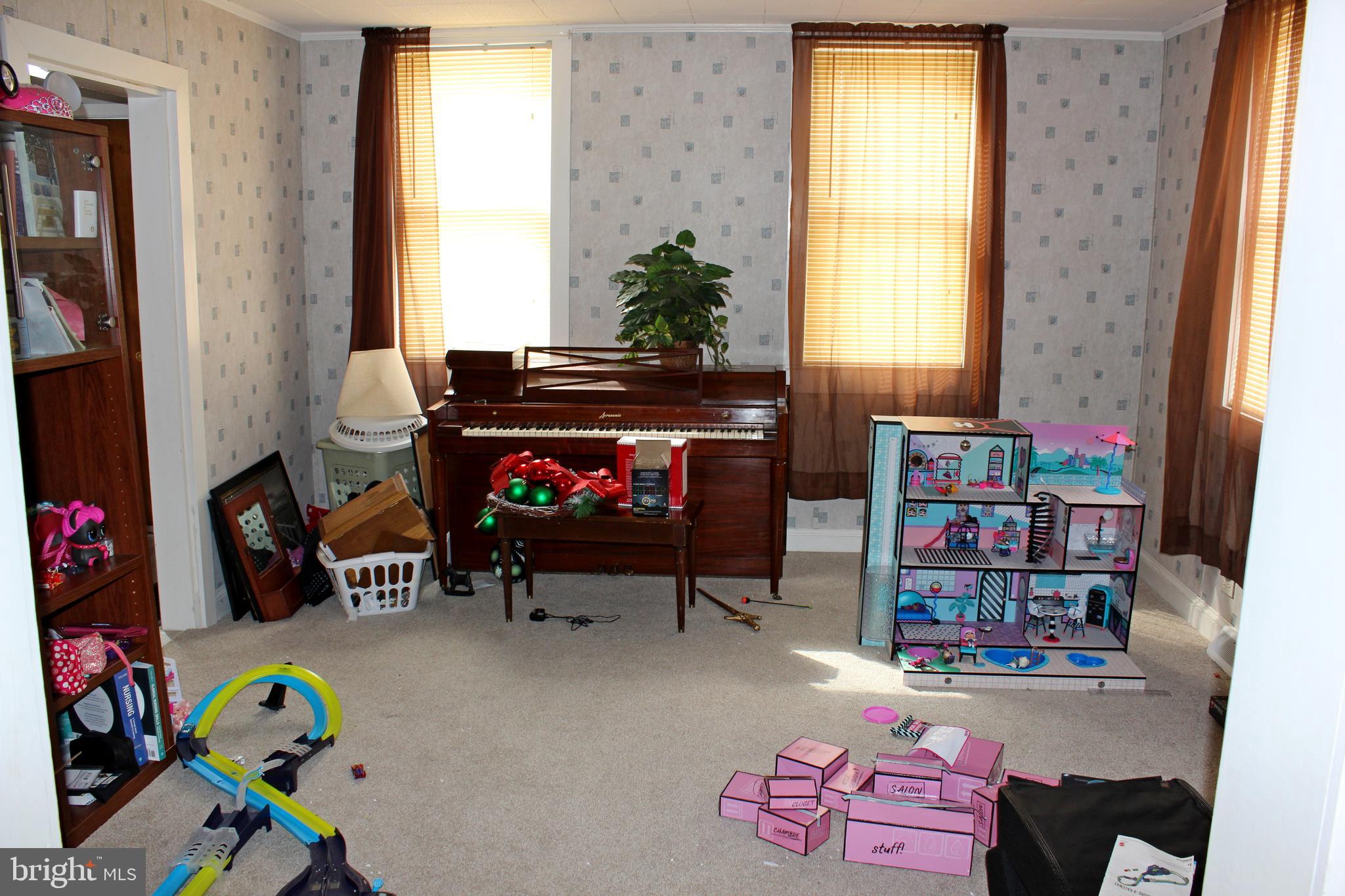 53 North Oak Street Lititz, PA 17543 - Photo 18 of 33 a living room with furniture and a window