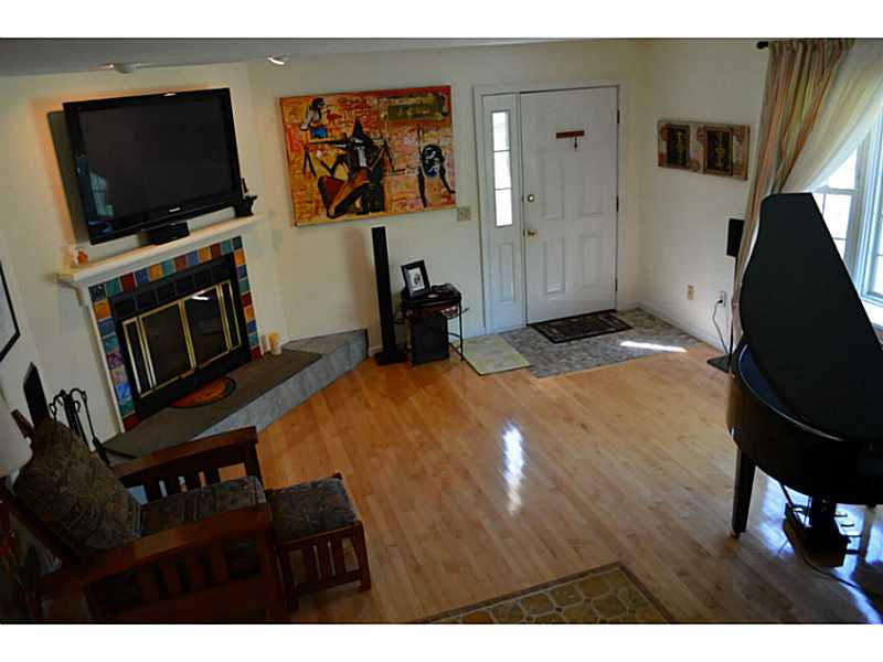 392 Boston Neck Road, Unit 2 North Kingstown, RI 02852 - Photo 5 of 25 Living Room.