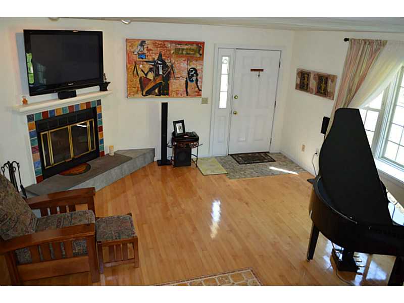 392 Boston Neck Road, Unit 2 North Kingstown, RI 02852 - Photo 6 of 25 Living Room.