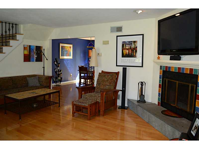 392 Boston Neck Road, Unit 2 North Kingstown, RI 02852 - Photo 7 of 25 Living Room.