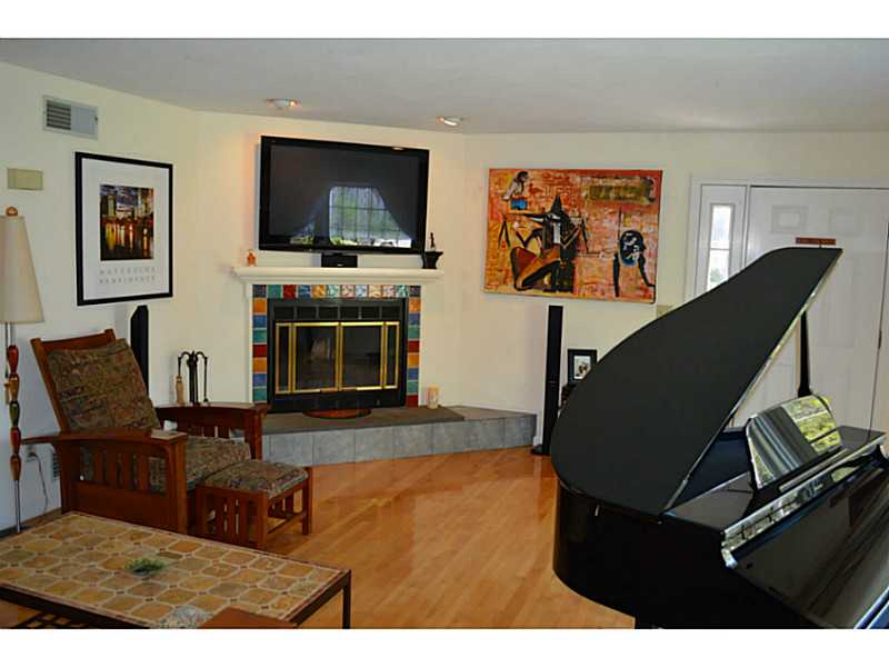392 Boston Neck Road, Unit 2 North Kingstown, RI 02852 - Photo 8 of 25 Living Room.