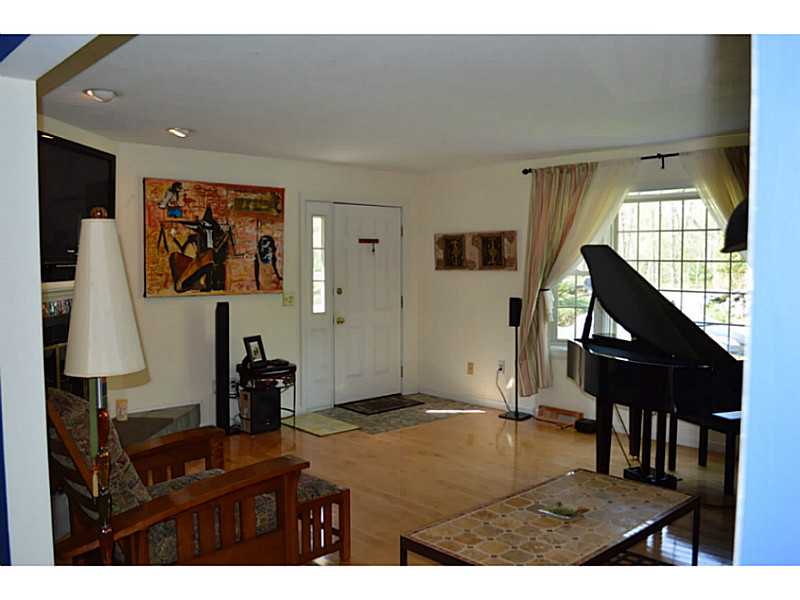 392 Boston Neck Road, Unit 2 North Kingstown, RI 02852 - Photo 9 of 25 Living Room.